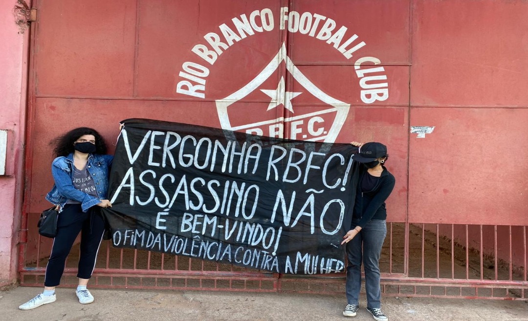 Feministas protestam na frente do estádio do Rio Branco contra a contratação do goleiro Bruno